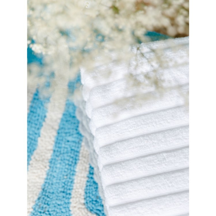 Полотенце банное waves белого цвета из коллекции essential, 70х140 см (63095)