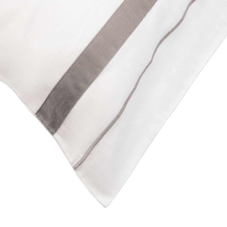 Набор из двух наволочек из сатина белого цвета с серым кантом из коллекции essential, 50х70 см (73727)