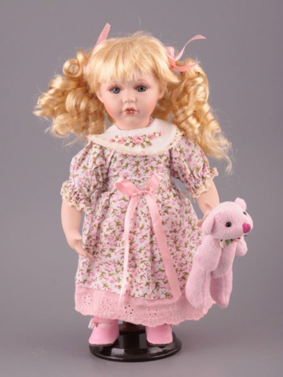 Фарфоровая кукла с мягконабивным туловищем высота=31 см Nanjing International (485-038) 