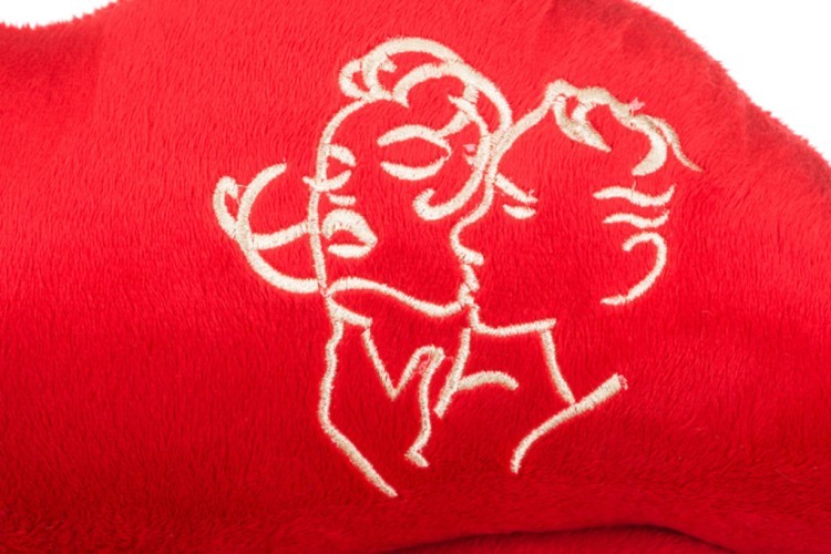 Подушка декоративная-губы  "страсть", 55*26 см вышивка, х/ф, плюш,красная (850-714-1) 