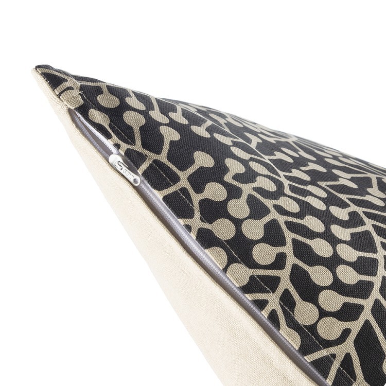 Подушка декоративная черного цвета с принтом Спелая Смородина из коллекции scandinavian touch, 45х45 см (73547)