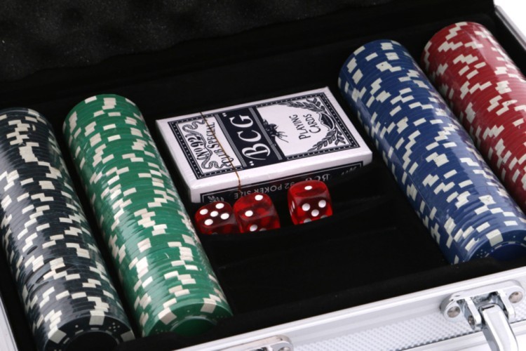 Настольная игра "казино" в кейсе Polite Crafts&gifts (446-060) 