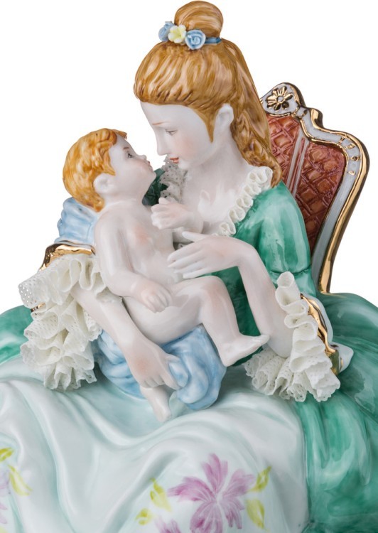 Статуэтка "дама с младенцем" высота=24 см. серия "фарфоровые кружева" (кор=4шт.) Lefard (101-657)