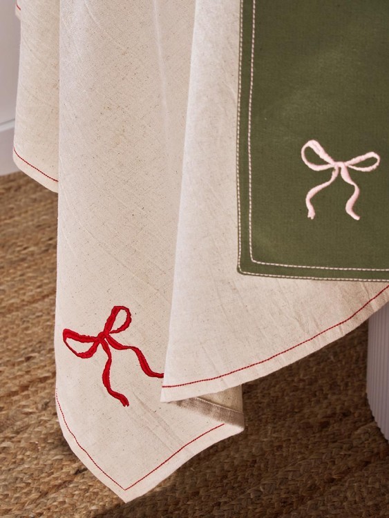 Скатерть fancy bows бежевого цвета из коллекции essential, 180х180 см (79432) Скатерть fancy bows бежевого цвета из коллекции essential, 180х180 см (79432)