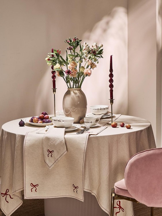 Скатерть fancy bows бежевого цвета из коллекции essential, 180х180 см (79432) Скатерть fancy bows бежевого цвета из коллекции essential, 180х180 см (79432)