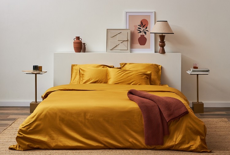 Простыня на резинке из премиального сатина горчичного цвета из коллекции essential, 200х200х30 см (78486)