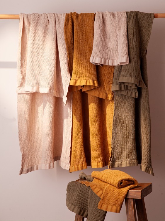 Полотенце банное из умягченной вафли кремового цвета из коллекции essential, 70x140 см (79176)