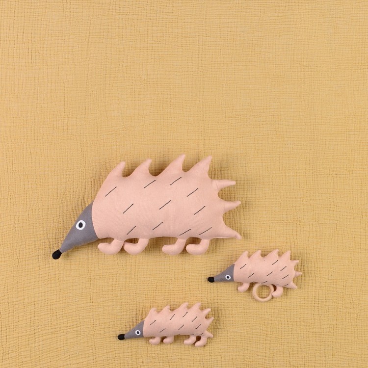 Погремушка из хлопка Ежик ugo из коллекции tiny world 14х8 см (69616) Погремушка из хлопка Ежик ugo из коллекции tiny world 14х8 см (69616)