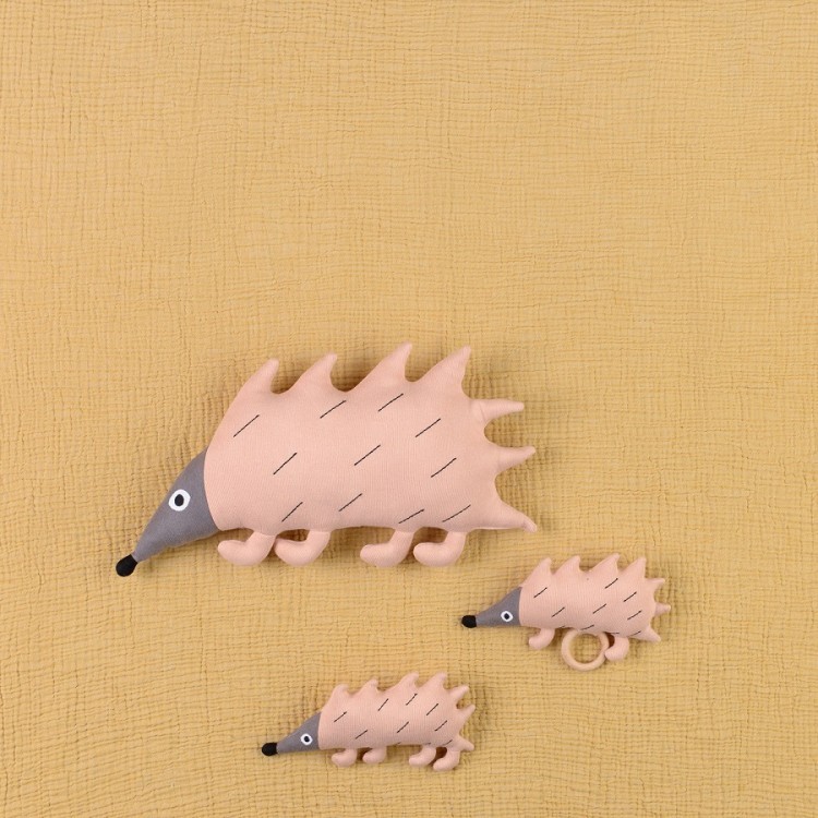 Погремушка из хлопка Ежик ugo из коллекции tiny world 14х8 см (69616)