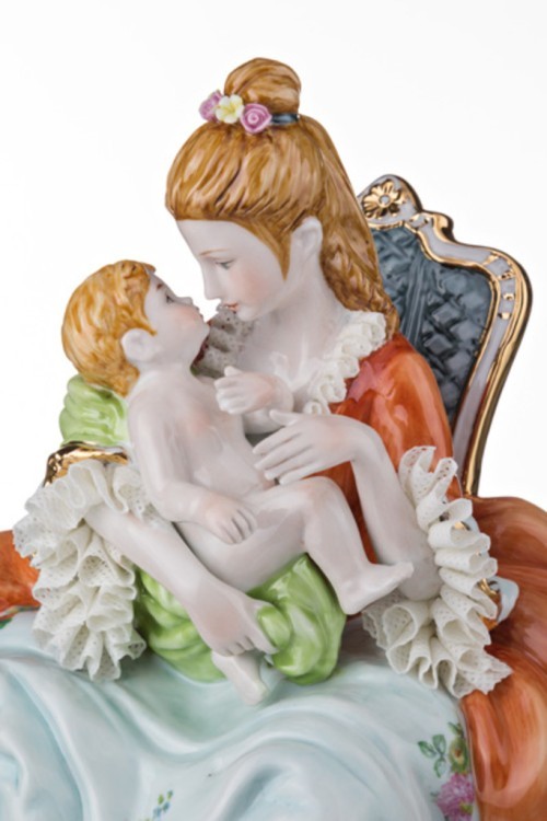 Статуэтка "дама с младенцем" высота=24 см. серия "фарфоровые кружева" (кор=4шт.) Lefard (101-656)
