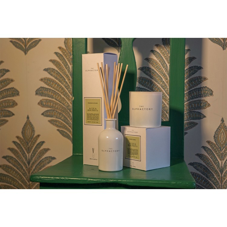 Свеча ароматическая the olphactory, white insignia, acqua bergamota, 60 ч (78044)