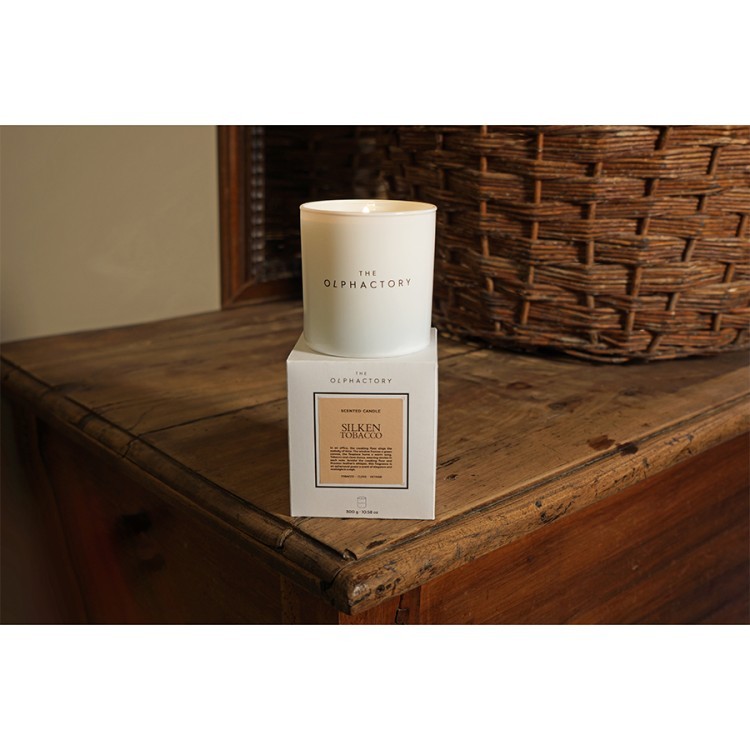 Свеча ароматическая the olphactory, white insignia, silken tobacco, 60 ч (78050)