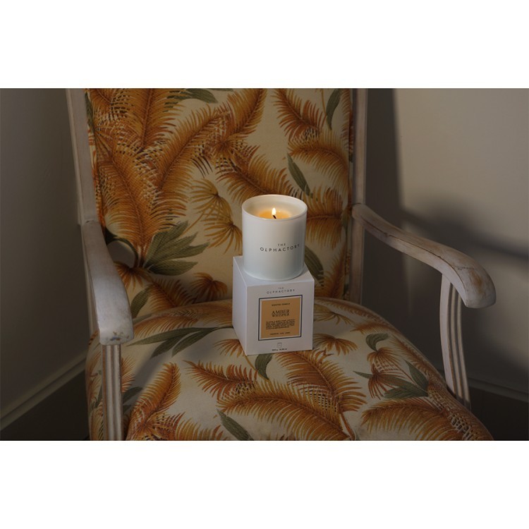Свеча ароматическая the olphactory, white insignia, amber whisper, 60 ч (78045)