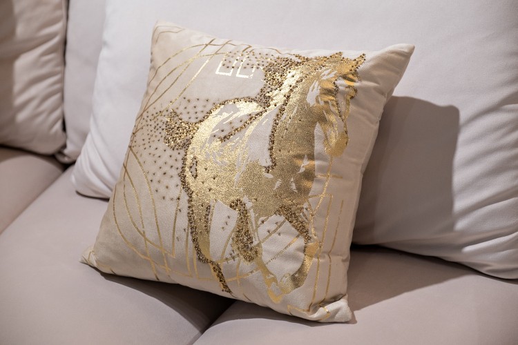 Подушка с бисером, стеклярусом и вышивкой "Голден Спирит" беж 45*45 (TT-00016754)