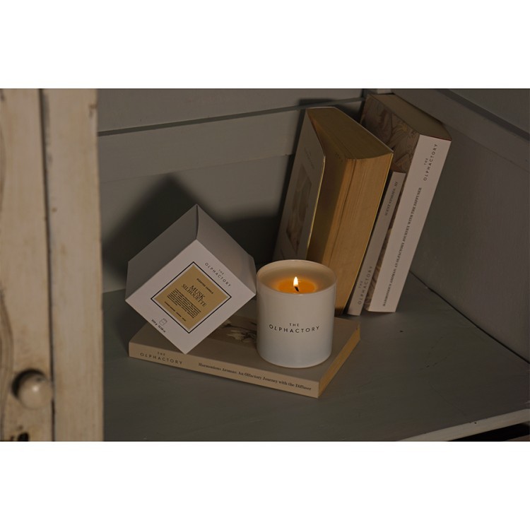 Свеча ароматическая the olphactory, white insignia, musk silhouette, 60 ч (78047)