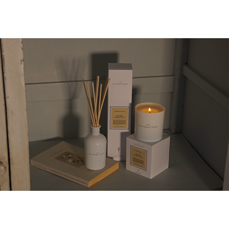 Свеча ароматическая the olphactory, white insignia, musk silhouette, 60 ч (78047)
