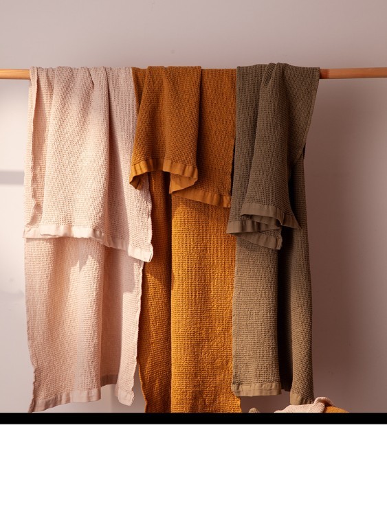 Полотенце банное из умягченной вафли цвета охры из коллекции essential, 70x140 см (79177)