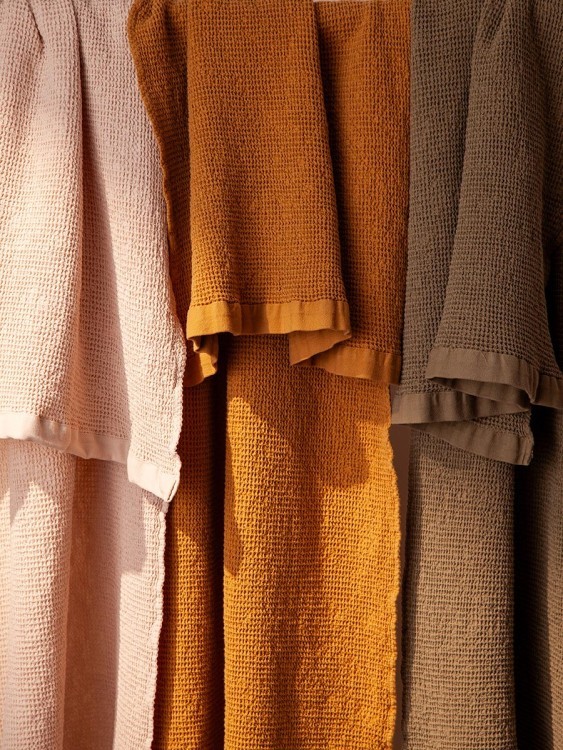 Полотенце банное из умягченной вафли цвета охры из коллекции essential, 70x140 см (79177)