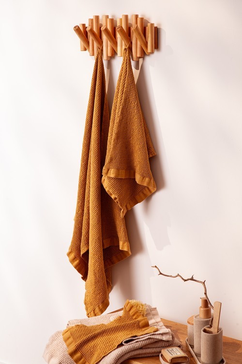 Полотенце банное из умягченной вафли цвета охры из коллекции essential, 70x140 см (79177)