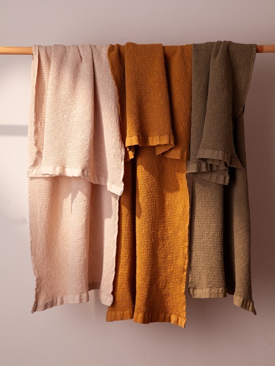 Полотенце банное из умягченной вафли цвета охры из коллекции essential, 70x140 см (79177)