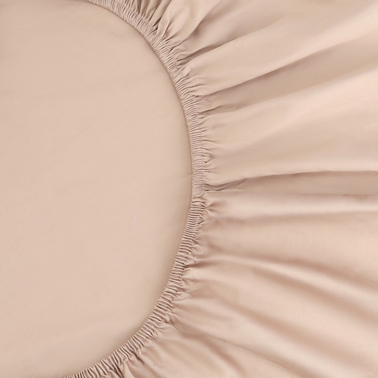 Простыня на резинке из премиального сатина бежевого цвета из коллекции essential, 200х200х30 см (79842)