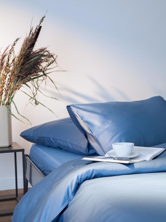 Простыня на резинке из премиального сатина джинсово-синего цвета из коллекции essential,  160х200х30 (79843)