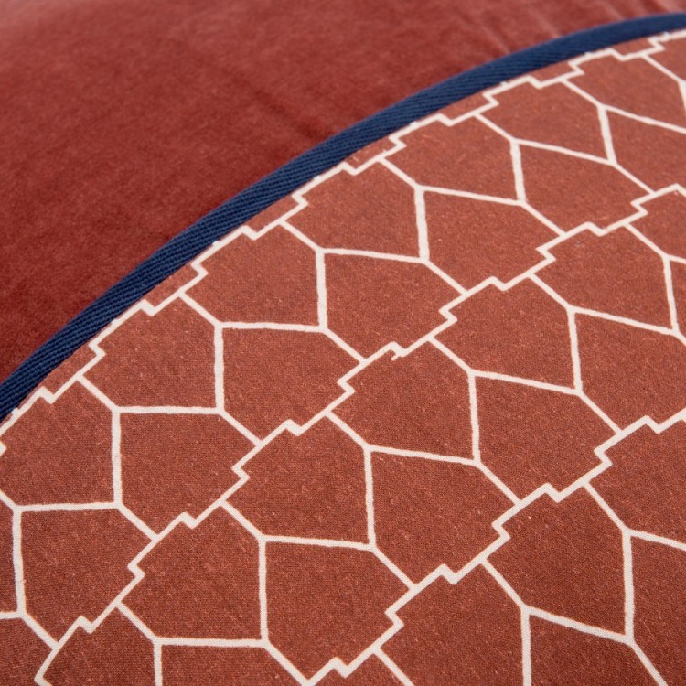 Чехол на подушку из хлопкового бархата с геометрическим принтом терракотового цвета из коллекции ethnic, 45х45 см (73355)