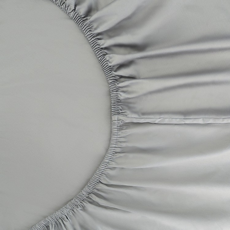 Простыня на резинке из премиального сатина светло-серого цвета из коллекции essential, 200х200х30 см (79851)