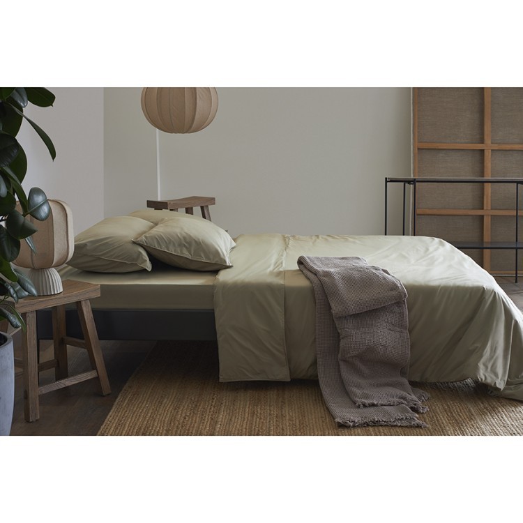 Простыня на резинке из стираного перкаля бежево-серого цвета из коллекции essential, 180х200х30 см (77760)