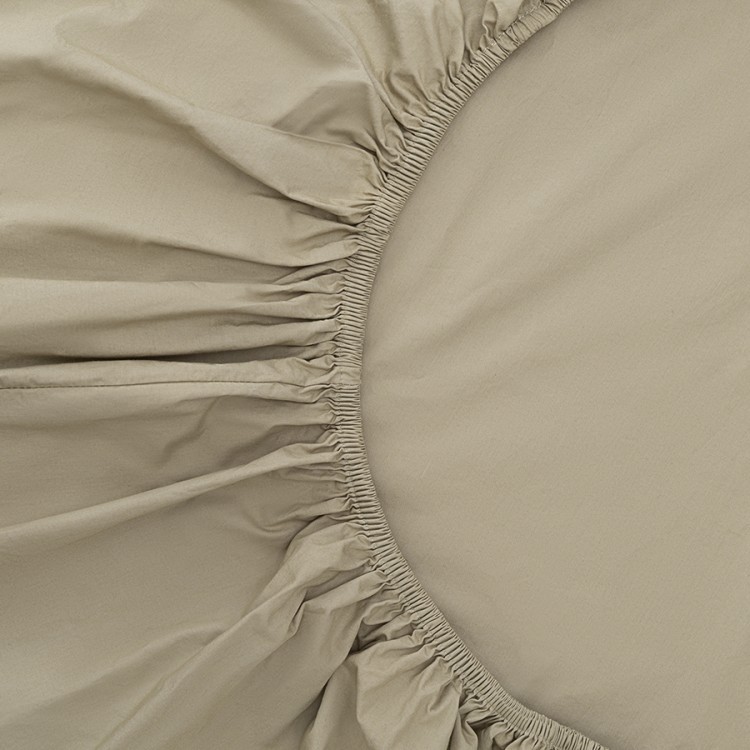 Простыня на резинке из стираного перкаля бежево-серого цвета из коллекции essential, 200х200х30 см (77761)